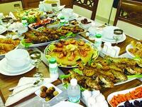 المبالغة في الطعام، والوجبات المشبعة بالدهون وغير صحية والتي كنا نتناولها بشراهة رمضان، اضافةً إلى تغيير مواعيد الطعام بعد رمضان ستؤثر على صحة أجسامنا مع ازدياد الوزن.