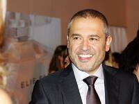 المصمم اللبناني إيلي صعب: وهو مصمم أزياء من مواليد 1964م، يصمم للكثير من نجمات هوليود وله خط للملابس الجاهزة في ميلانو ويدير إمبراطورية كبيرة من المتاجر حيث تباع تصميماته في 50 دولة في العالم، كما أنه يهتم بالعمل الأهلي.