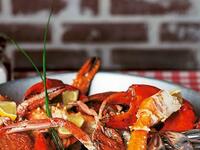 مطعم CLAW BBQ: هو اغرب مطاعم دبى ويقدم اطباق بحرية للسلطعون او جراد البحر كما هى بقشورها الصلبة مع الادوات العنيفة لكسر هذه القشور وتناوله.
