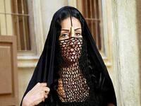 لا تزال بعض النساء المصريات يحافظن على الحجاب و"البرقع" التقليدي، ومن المفارقات بأنه كان للون البرقع دخل في تحديد ما اذا كانت الفتاه متزوجه او لا فإن كانت متزوجه يكون لونه احمر واذا كانت غير متزوجه يكون لونه ازرق.