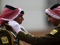 الشماغ الأردني: يتميز عن الشماغ السعودي بالأهداب المحاكة على حوافه، يتميز الأردنيون بأنهم يرتدون الشماغ مع البدلة حيث تظهر بأناقة جذابة.