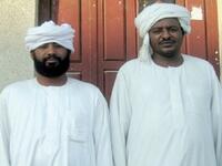 تمثل العمامة السودانية زيا متميزا في كل مكان، فهي تقليد إسلامى قديم كما يقول السودانيون، ويصل طولها إلى خمسة أمتار، وهي مع الجلباب تمثل الزي الوطني السوداني منذ أمد بعيد.