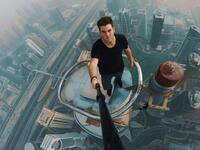 Selfies on Dubai skyscraper (Screenshot YouTube)