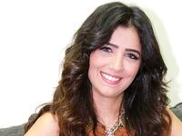 بدأت مي عمر في مجال الإنتاج ثم قامت بإخراج فيديو كليب للفنانة رولا سعد، إلا أنها شعرت أن حبها للوقوف أمام الكاميرا يزداد يوما بعد يوم، فقررت وقتها أن تتناقش مع زوجها في رغبتها في خوض مجال التمثيل، الذي طلب منها أن تمثل أمامه أولًا حتى يتأكد من امتلاكها الموهبة.
