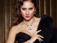 And she rocks in glamorous looks with jewelry