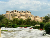 المركز السابع: جامعة قطر- قطر (التصنيف العالمي: 401-500) انشئت عام 1973 وحصلت على تأييد العديد من هيئات الاعتماد الدولية الرائدة، وتقدم أول برنامج للدراسات الخليجية على الإطلاق في المنطقة. تعتبر جامعة قطر أكبر مورد للخريجين في سوق العمل القطري.