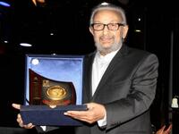 كان أكثر ما يحزن الفنان الراحل نور الشريف، هو عدم تكريم الدولة له في أي محفل فني، وهو الفنان المهموم بقضايا وطنه ،وخلال تكريمه بمهرجان الإسكندرية السينمائي ، أجهش «نور» بالبكاء، لإحساسه بتقصير الدولة في تكريمه.