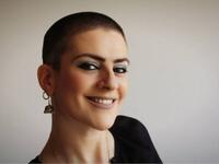 أعلنت الفنانة الفلسطينية، ريم بنّا، إصابتها بسرطان الثدي للمرة الثانية بعد أن تعافت منه منذ سنوات. ونشرت ريم صورا لها دون شعر على صفحتها على “فايسبوك”، وقالت إن تلك الصور ليست “موضة أو نيو لوك أو صرعة جديدة”، وإنما هي توثق مرحلة جديدة من حياتها.