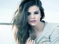 احتلت النجمة الأمريكية، سيلينا جوميز، المركز الأول في قائمة أجمل النساء للعام 2016، جوميز جميلة ومثيرة وتتمتع بالثقة والاتزان وهو ما يجعلها تتصدر الترتيب.