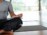 التقليل من التوتر: وذلك من خلال الاستماع للموسيقى، أو الانخراط في دروس اليوجا، أو قراءة الكتب.