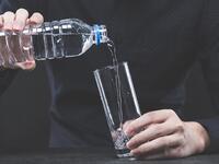 الماء: من أهم العناصر الغذائية التي يحتاجها الجسم موجودة في الماء، تعتمد كمية الماء التي تشربها على نوعية الأنسجة وأدائها ومقاومتها للإصابة، لذلك قم بأخذ رشفة من الماء باستمرار طوال اليوم، تأكد من الحصول على كمية أكبر من الماء أثناء التمرين.