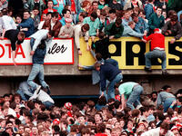 أبريل 1989 - بريطانيا: أسوأ الحوادث في تاريخ البلاد وذلك بملعب هيلزبورو حين تسبب تدافع الجماهير بسحق 96 شخصاً وإصابة 200 آخرين على الأقل بعد مرور 6 دقائق على بداية مباراة نوتنغهام فوريست وليفربول ضمن الدور نصف النهائي من كأس الاتحاد.