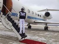 يمتلك طائرة جي 5 خاصة به لا يسمح لجميع أفراد حاشيته بركوبها كونه يخشى من الحمولة الزائدة