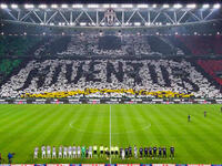 فريق يوفنتوس الإيطالي: Fino alla fine وتعني حتى النهاية