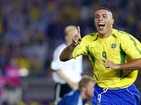 7- المهاجم البرازيلي رونالدو: اعتاد على ممارسة كرة القدم في شوارع ريو ولم يكن قادراً على توفير أجرة الحافلة التي كانت ستقله لخوض تجربة احترافية مع فلامينغو، إلا أن مسيرته الأسطورية انطلقت عام 1993 رفقة كروزيرو قبل أن يفوز بالكرة الذهبية مرتين لاحقاً.