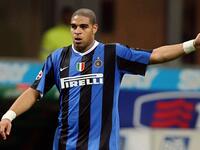 3- المهاجم البرازيلي أدريانو: لقب بـ "الإمبراطور" مطلع مسيرته، إلا أنه بات لاعباً منسياً الآن، تميز بسرعة انفجارية وقوة بدنية ومهارات فنية، قدم موسمين مميزين رفقة إنتر، إلا أن افتقاره للجدية وعشقه للسهر والحفلات دمر مسيرته.