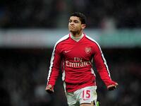 5- لاعب الوسط البرازيلي دينيلسون: انضم لآرسنال عام 2006 وسط توقعات بمستقبل زاهر، إلا أنه أمضى 5 مواسم رفقة الغانرز وتم انتقاده باستمراره لقصوره دفاعياً، عاد بعد ذلك لفريقه السابق ساو باولو لموسمين على سبيل الإعارة، ولم يصل يوماً لمستوى توقعات المدرب آرسين فينغر