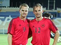 التوأم الهولندي رونالد وفرانك دي بور: بدءا سوياً مع أياكس امستردام، ثم انتقلا لبرشلونة، وبعده إلى رينجرز، لينهيا مسيرتهما مع الريان القطري. وعلى الصعيد الدولي شاركا مع منتخب الطواحين، فخاض فرانك 112 مباراة دولية، فيما لعب رونالد 67 مباراة.