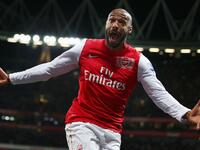 المهاجم الفرنسي تييري هنري (آرسنال): أحد أبرز هدافي العالم بعد تألقه رفقة الغانرز، تميز بأهدافه التي كان يسددها بجانب قدمه لتستقر في الزاوية السفلية من الشباك، من أبرز لحظاته هدفه في مانشستر يونايتد عام 2000 حين أدار الكرة وأطلقها بشكل مفاجئ لتستقر في الزاوية العليا.