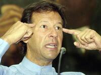 8- لاعب الكريكت الباكستاني عمران خان (مواليد 1952): يعتبر أحد أفضل لاعبي الكريكت عبر التاريخ، فاز بالعديد من الألقاب خلال مسيرته التي امتدت ما بين عامي 1971 و1992، أبرزها كأس العالم 1992، 