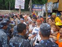 مارس 1988 - نيبال: تسبب تدافع الجماهير صوب مخارج مغلقة أثناء عاصفةٍ قويةٍ في ملعب نيبال الدولي في كاثماندو بمقتل أكثر من 90 مشجعاً.