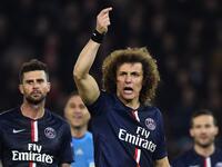 1- المدافع البرازيلي دافيد لويز: غادر تشلسي متجهاً إلى باريس سان جيرمان في صفقة بلغت قيمتها 49.5 مليون يورو موسم 2014-2015.