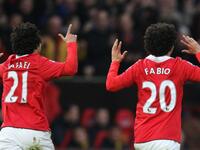 البرازيليان رافاييل وفابيو: بدءا حياتهما معاً مع فلومينينسي، تم استدعاؤهما سوياً لتعزيز منتخب تحت 17 سنة، قبل أن ينتقلا إلى مانشستر يونايتد عام 2008، فوجد رافاييل لنفسه مكاناً ثابتاً ضمن التشكيلة الأساسية، فيما بقي فابيو أسير دكة البدلاء لفترة طويلة.