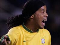 رونالدينيو: أبرز نجوم البرازيل خلال العقد الماضي، صانع ألعاب صاحب مهارات فردية وقدرة على قراءة اللعب وتمرير الكرات بحرفنة، فاز بكأس العالم 2002، واختير كأفضل لاعب في العالم مرتين (2004 و 2005)، لعب في صفوف غريميو وباريس سان جيرمان وبرشلونة وميلان قبل أن يعود للبرازيل مع فلامينغو.