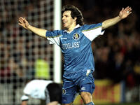 المهاجم الإيطالي جيانفرانكو زولا (تشلسي): من أفضل مهاجمي بلاده، تميز بالمباغتة والأناقة فضلاً عن امتلاكه للكثير من المهارات والفنيات، أجمل أهدافه ذلك الذي سجله في شباك نوريتش سيتي ضمن كأس الاتحاد عام 2002 حين سرق الأنظار بركلة دخلت المرمى من بين ساقي حارس الخصم.