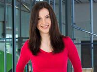 عايدة هادزيلك لاجئة بوسنية مسلمة اصبحت وزيرة تعليم السويد تحت سن الـ 27 عاما.حيث لجأت وهي طفلة مع عائلتها المسلمة إلى السويد بسبب أهوال حرب البوسنة وعينت نائبة لرئيس بلدية المدينة التي ترعرعت فيها،وتم اختيارها لتشغل منصب وزيرة في حكومة السويد الجديدة