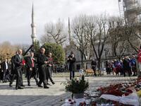 "15 قتيلاً في إسطنبول" شهدت منطقة السلطان أحمد السياحية في إسطنبول 12 يناير/كانون الثاني 2016 تفجيراً نفذه انتحاري من أصل سوري أوقع 15 قتيلاً وعشرات الجرحى، غالبيتهم من السائحين الألمان نظراً لتواجد فوج ألماني بالقرب من التفجير.
