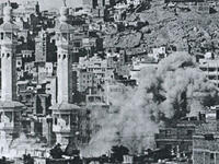في العام 1975 أسفر حريق ضخم شب في مخيمات للحجاج قرب مكة المكرمة عن مقتل 200 شخص، ووقع الحريق إثر انفجار أسطوانة غاز، وانتشر بسرعة إلى خيام الحجاج.