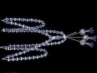 صنع حرفي لبناني ما يعتقد أنها أغنى مسبحة بالأحجار الكريمة في العالم،تحمل أسماء الله الحسنى إذ تحتوي على أكثر من 16 ألفًا و700حبة من الماس واعربوا الخليجيين عن رغبتهم في شرائها.