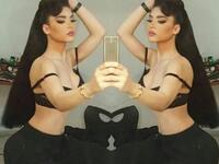 أثارت الفنانة اللبنانية قمر، جدلاً كبيراً، بعد أن نشرت صورتها وهي تظهر بملابسها الداخلية، عبر حسابها على الإنترنت. اعتبر الكثيرون أن قمر أول فنانة عربية تتجرأ وتنشر صورة لها وهي ترتدي فقط حمالة الصدر، ورأى البعض الآخر أنها تُسير على نهج فنانات الغرب.