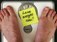 رفض مواطن سعودي بمكة المكرمة، إتمام زواج ابنته من خطيبها حتى يفقد الأخير 55 كيلو غراماً من وزنه، الأمر الذي تسبب في تأخير الزواج بسبب هذا الشرط لمدة ثلاث سنوات، حيث لم يستطع الشاب خسارة أكثر من 25 كيلو جراما فقط.