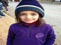 بائعة العلك الحسناء، وهي صورة تم تداولها في مواقع التواصل الاجتماعي لطفلة جميلة جداً قيل أنها طفلة سورية تبيع العلك في مدينة إربد الأردنية، وقد وصفها البعض بـ الموناليزا السورية.