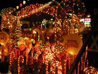 بروناي:
حظرت الاحتفالات وكل مظاهرها من التهاني، وارتداء قبعات سانتا كلوز، فمن ينظم الاحتفالات برأس السنة سواء أكان مسلمًا أم مسيحيًا يواجه عقوبة تصل إلى السجن مدة خمس سنوات.