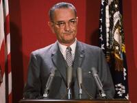 ليندون جونسون الرئيس السادس والثلاثون للولايات المتحدة (1963 - 1969) تم انتخابه كرئيس عام 1964 باكتساح. حيث ركز على صنع السلام. وكان معروفاً بشخصيته الاستبدادية ولوي ذراع الشخصيات السياسية القوية.
