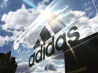 "أديداس  Adidas " استوُحي اسم شركة أديداس للمستلزمات الرياضية  المعروفة عالمياً من اسم مؤسسها Adolf Dossler. حيث تم الدمج بين حروف من اسمه “Adi,” وكنيته.