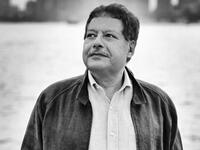  توفي أحمد زويل في الولايات المتحدة الأمريكية، بعد صراع مع المرض، عن عمر ناهز السبعين عامًا. وقد كان زويل قبل وفاته يعاني من ورم سرطاني في النخاع الشوكي. وكان قد أعلن في وقت سابق أنه تخطى الفترة الحرجة من مرضه.