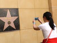 رفض النجم العالمي محمد علي، وضع اسم محمد على أرض هوليوود، حرصاً منه على عدم مرور الناس على هذا الاسم المقدس، إذ اعتبر الملاكم أن اسم النبي مُحمد لا يمكن تدنيسه بهذه الطريقة ووضعه على أرض "هوليوود"وتم وضع اسم"محمد علي" على الحائط في هوليوود أعلى الطريق.