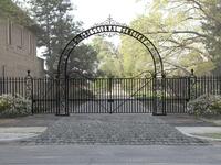 تم توقيف أمير سعودي في لوس أنجلوس لإرغامه امرأة على ممارسة الجنس الفموي معه في منزله. وألقت الشرطة القبض على الأمير اثر تلقي مكالمة هاتفية من شهود عيان قرب منزله، وذلك وفقا لما قالته شرطة لوس أنجلوس لوكالة فرانس برس.