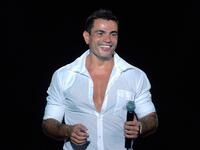 الفنان عمرو دياب قام الفنان بشراء طائرة خاصة به بعد سماعه ان تامر حسني ، قام بشراء سيارة "هامر سوداء" بقيمة مليون وربع المليون جنيه شبيهة بسيارة عمرو دياب. وذلك حسب مصادر تم تداولها.