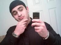 قال والد متين أن ابنه شعر بالغضب الشديد حينما رأى رجلين مثليين يتبادلان القبلات أمام ابنه. حيث قال "كنا بوسط مدينة ميامي. وشاهد رجلين يتبادلان القبلات أمام زوجته وابنه وغضب بشدة. وكان يتبادلان القبلات واللمسات وقال انظر إنهما يفعلان ذلك أمام ابني".