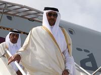 غادر أمير قطر الشيخ تميم بن حمد آل ثان، القمة  العربية المنعقدة بالعاصمة نواكشوط، قبل دقائق من إلقاء دولة قطر كلمتها .  وقالت مصادر أن مغادرة الوفد القطري جاءت احتجاجا على عدم استقبال تميم من قبل الرئيس الموريتاني محمد ولد عبدالعزيز.