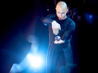  أذهل سيموني العاني من العراق أعضاء لجنة التحكيم بعرضٍ مميّز يحرّك فيه الكريات الزجاجيّة بشكلٍ مُلفت