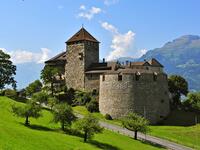 قلعة فادوز في ليخنشتاين: واحدة من أهم معالم مدينة فادوز عاصمة ليختنشتاين، مقر سكن أمير ليختنشتاين وتطل على المدينة من خلال ربوة عالية. وعاصمة ليختنشتاين تقع في وسط أوروبا ويبلغ عدد سكانها حوالي 5248 نسمة.