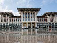 القصر الأبيض:  يقع القصر في منطقة بشتبيه في العاصمة التركية أنقرة. وافتتح رسميا من قبل الرئيس رجب طيب أردوغان في 29 أكتوبر 2014. وقد بلغت كلفة بنائه 491 مليون يورو.