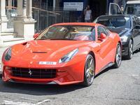 عادة ما يتفاخر الشباب الخليجي بسياراته في البلاد الأوروبية فتم رصد سيارة «مرسيدس» مغطاة بكريستال «سواروفسكي» عدا عن سيارات «فيراري»، و«لامبورجيني»، «مازيراتي»، في شوارع لندن واصحاب تلك السيارات هم من الأثرياء الكويتيين والسعوديين والإماراتيين.