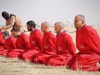 أظهر فيديو تم عرض لقطات منه على القنوات قيام داعش بإعدام ضحاياه عن طريق ربطهم بحبل متفجرات .